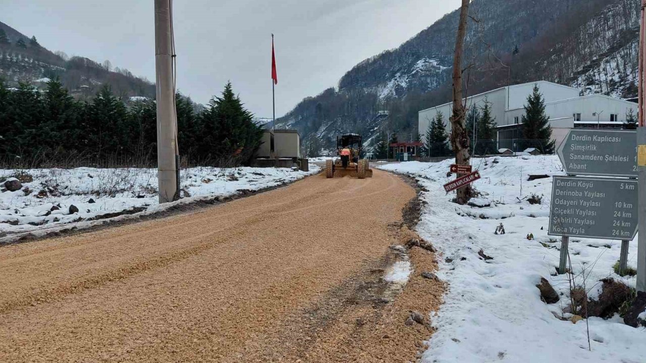 Köylerde yol bakım çalışmaları sürüyor