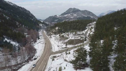 Kozan’da kar keyfi: Kardan adama sucuk ekmek ve şalgam ikram ettiler
