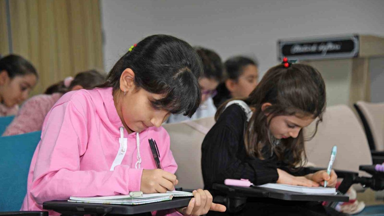 Küçük yazarlar kalemlerini ustalığa taşıyor