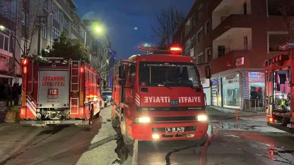 Küçükçekmece’de kentsel dönüşümdeki binanın çatısında yangın