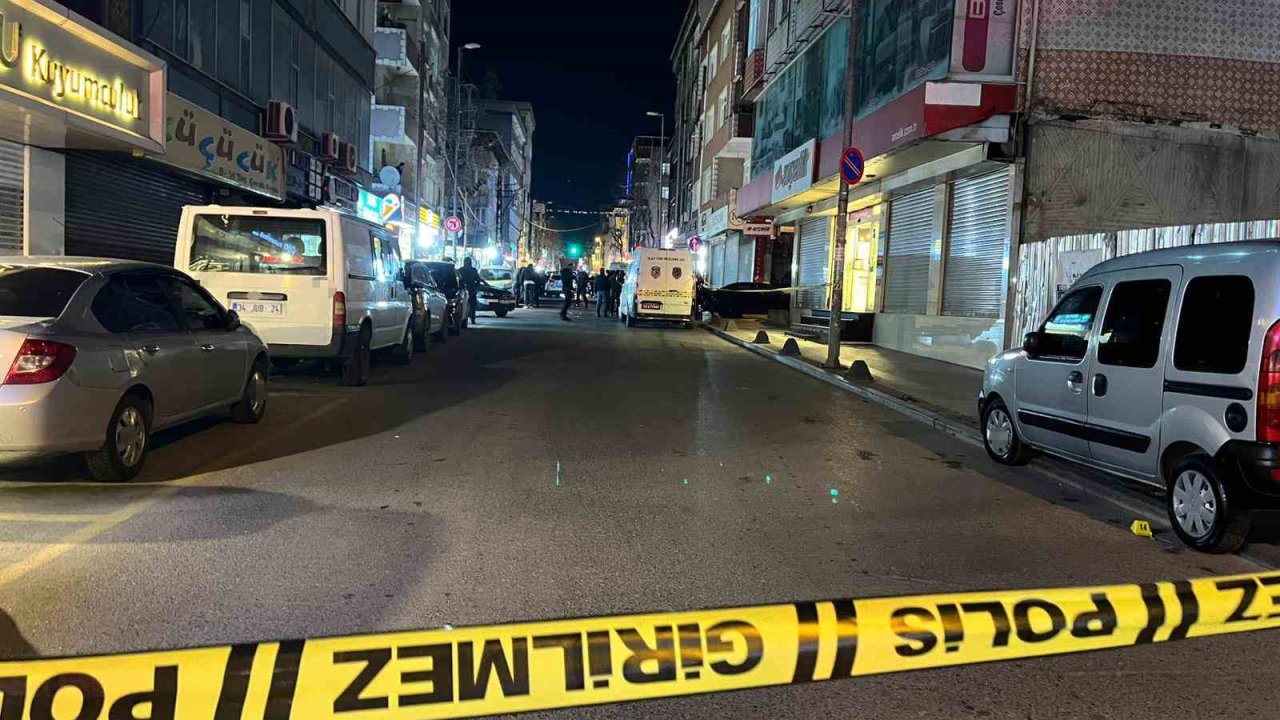 Küçükçekmece’de silahlı saldırı: 1’i ağır 3 yaralı