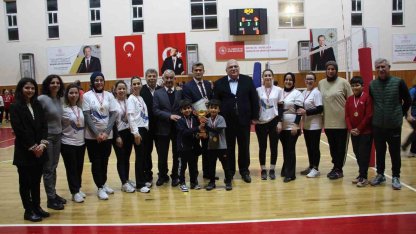 Kumluca’da kadınlar öğretmenler arasında düzenlenen voleybol turnuvası sona erdi