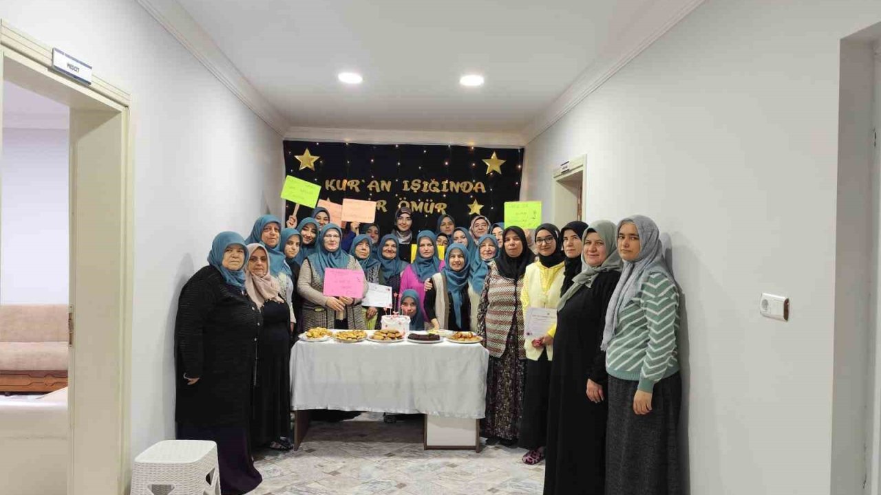 Kur’an okumayı öğrenen kadınlar için program yapıldı