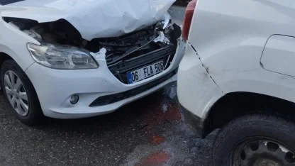 Kurtalan’da iki otomobil çarpıştı
