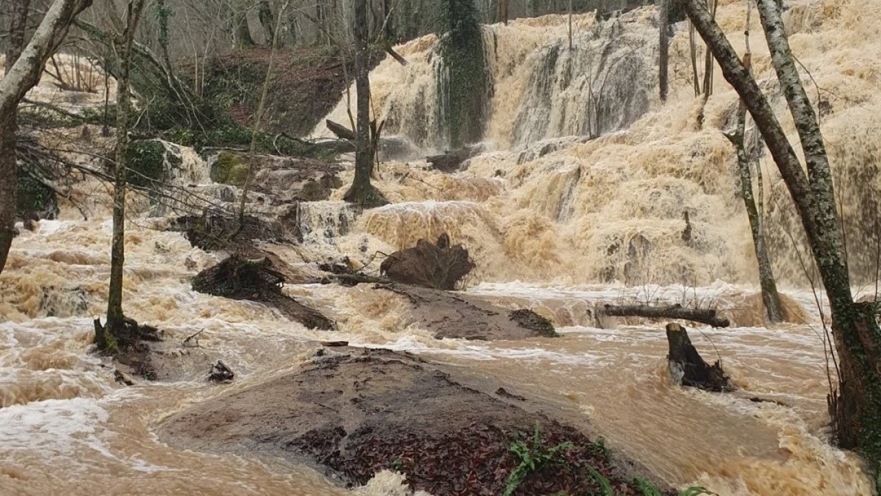 Kuruyan Karapınar Şelalesi yağışlarla yeniden hayat buldu