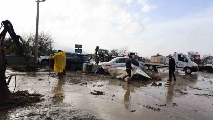 Kuşadası’nda selin yaraları sarılmaya çalışılıyor