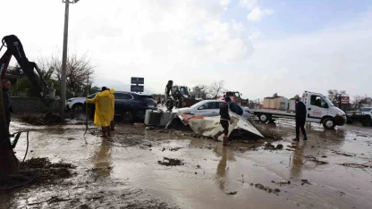 Kuşadası’nda selin yaraları sarılmaya çalışılıyor
