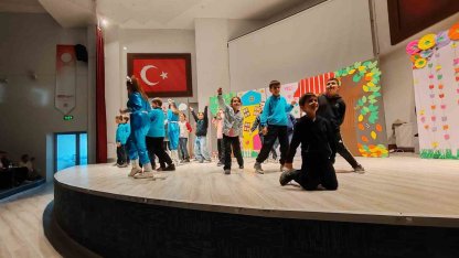 Kütahya’da "Zamanda Aile Yolculuğu" adlı çocuk tiyatrosu son kez sahnelendi