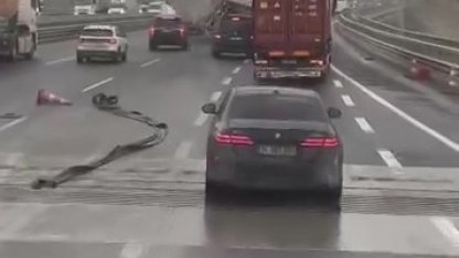 Kuzey Marmara Otoyolu’nda fırtınanın etkisiyle tır devrildi: O anlar kamerada