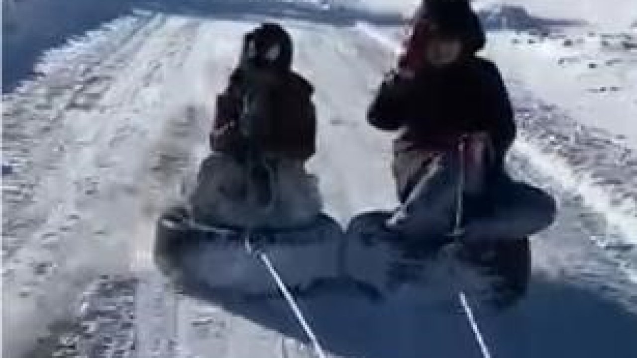 Lastiği kızak yapıp araçla çektiler: Çocukların kar eğlencesi kameralara yansıdı