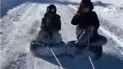 Lastiği kızak yapıp araçla çektiler: Çocukların kar eğlencesi kameralara yansıdı