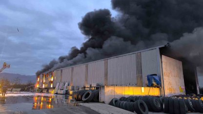 Lastik deposu alevlere teslim oldu