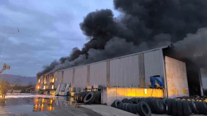 Lastik deposu alevlere teslim oldu