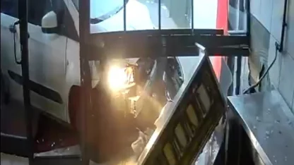 Lavaş getirdiği dönerciye aracıyla girdi