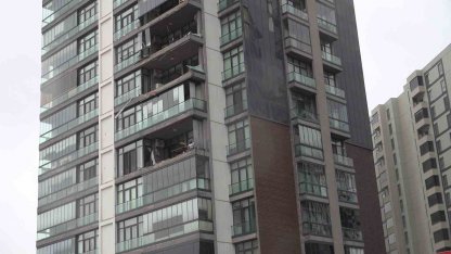 Lüks sitenin cam balkonları lodosla beraber uçtu
