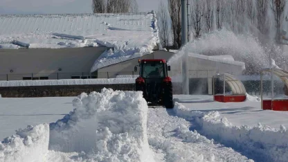 Maç öncesi saha kardan temizlendi