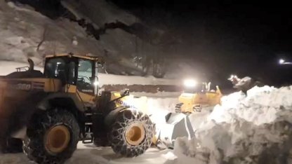 Macahel Geçidi’nde karla mücadele 10 gündür gece gündüz sürüyor