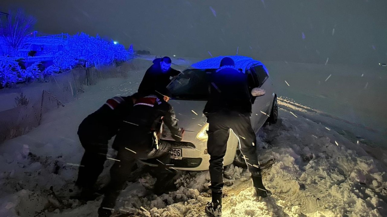 Mahsur kalan vatandaşları jandarma kurtardı