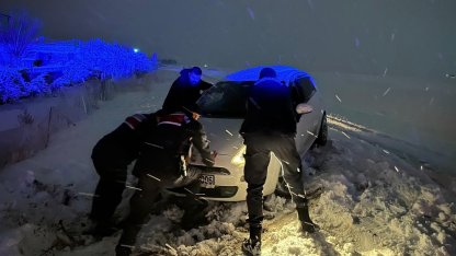 Mahsur kalan vatandaşları jandarma kurtardı