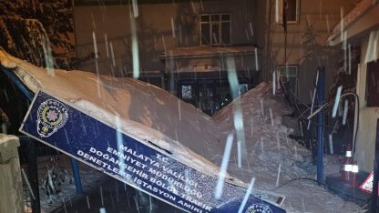 Malatya’da karın ağırlığıyla istasyon amirliğinin surdurması çöktü