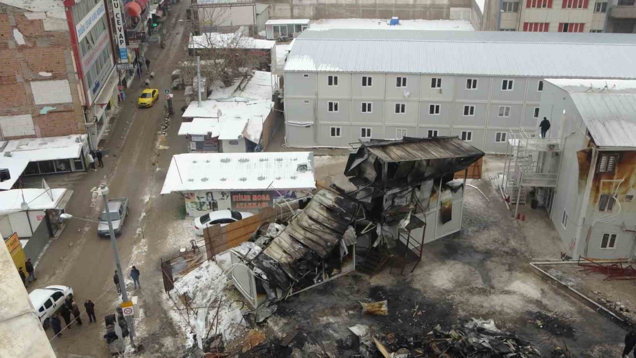 Malatya’da şantiyede çıkan yangının hasarı gündüz görüntülendi