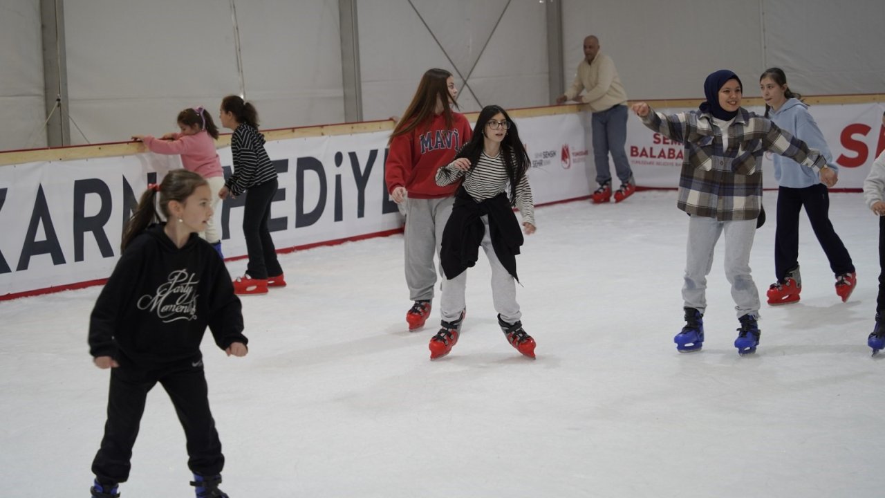 Manisa’da 5 bin öğrenci buz pistinde eğlendi