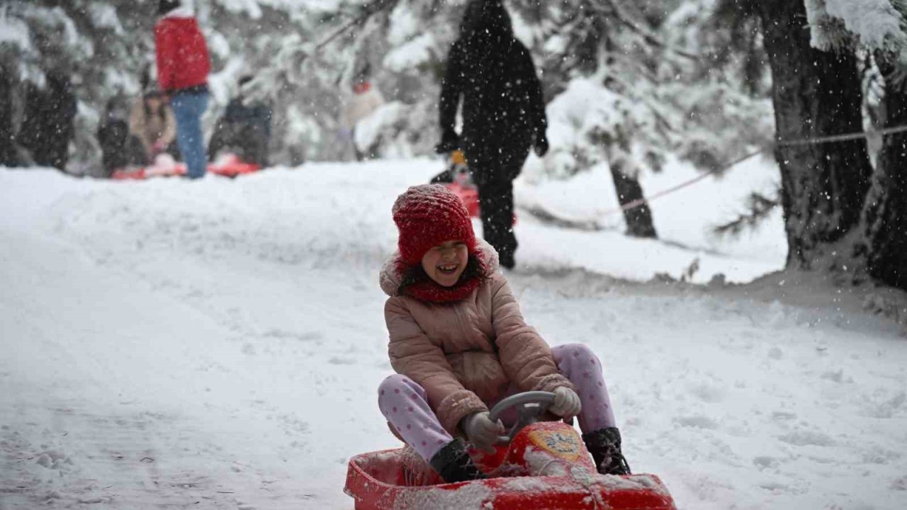 Manisa’da kar coşkusu: Yaylalar ziyaretçilerle doldu