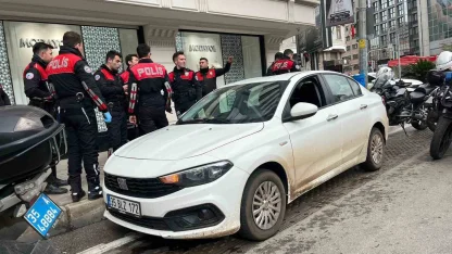 Manisa’dan çaldıkları altını İzmir’de bozdurmak isteyen 2 şüpheliden biri yakalandı