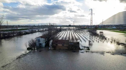 Manisa’yı sağanak vurdu, taşkın hasarı gün ağarınca ortaya çıktı