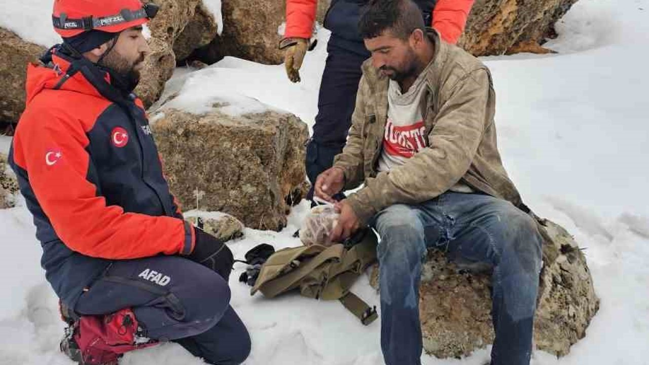 Mardin’de kar ve tipi altında mahsur kalan çoban kurtarıldı