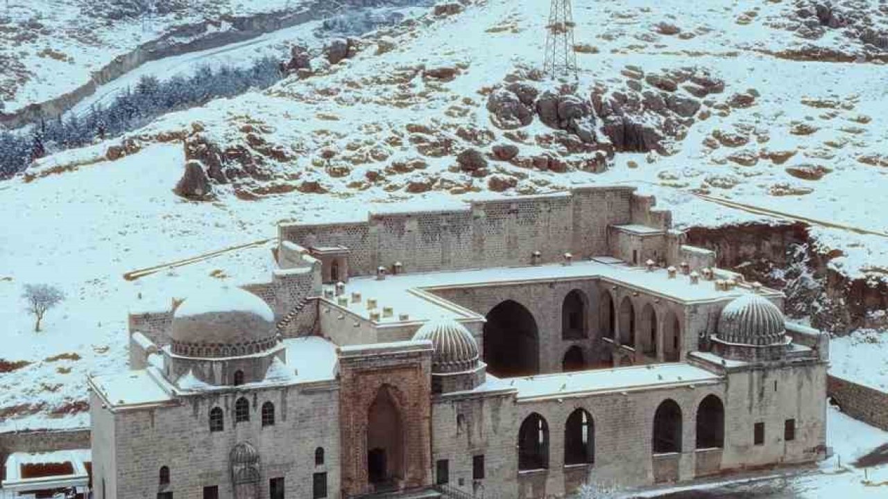 Mardin’de Kasımiye Medresesi’nin kar altındaki manzarası dronla görüntülendi