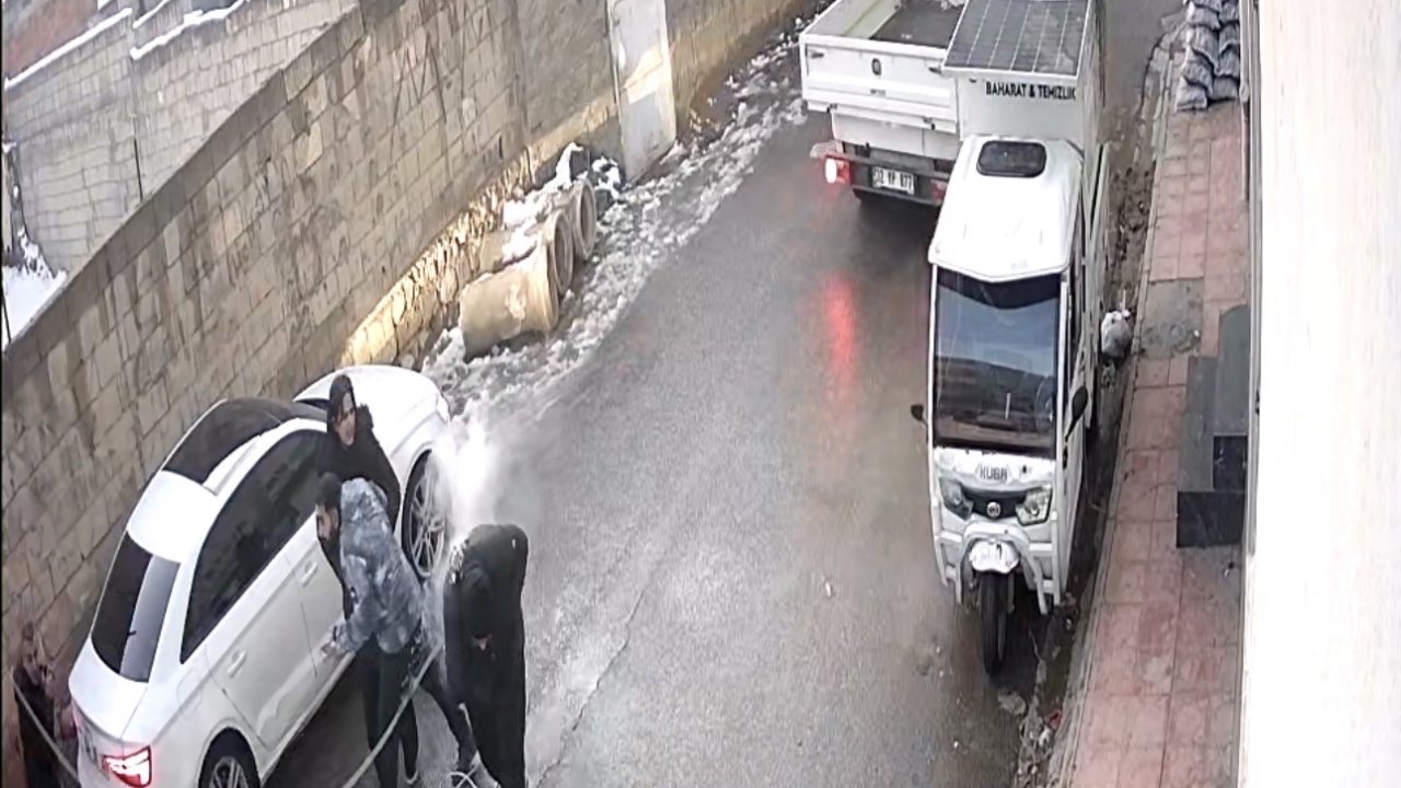 Mardin’de kopan elektrik teli gençlerin üzerine düştü