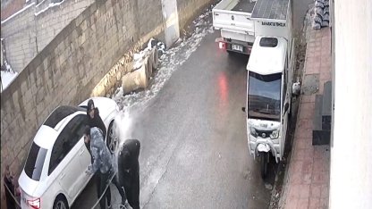 Mardin’de kopan elektrik teli gençlerin üzerine düştü