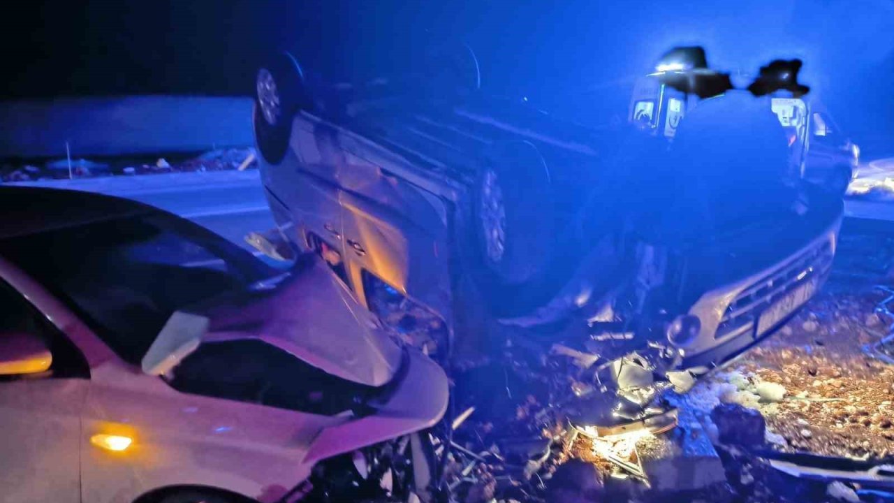 Mardin’de otomobil ile hafif ticari araç çarpıştı: 5 kişi yaralandı