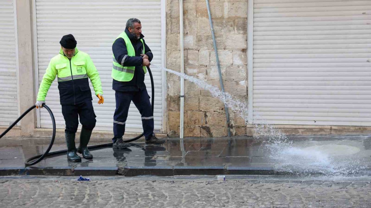 Mardin’de tarihi 1. Cadde’de kar sonrası temizlik ve yenileme çalışması devam ediyor