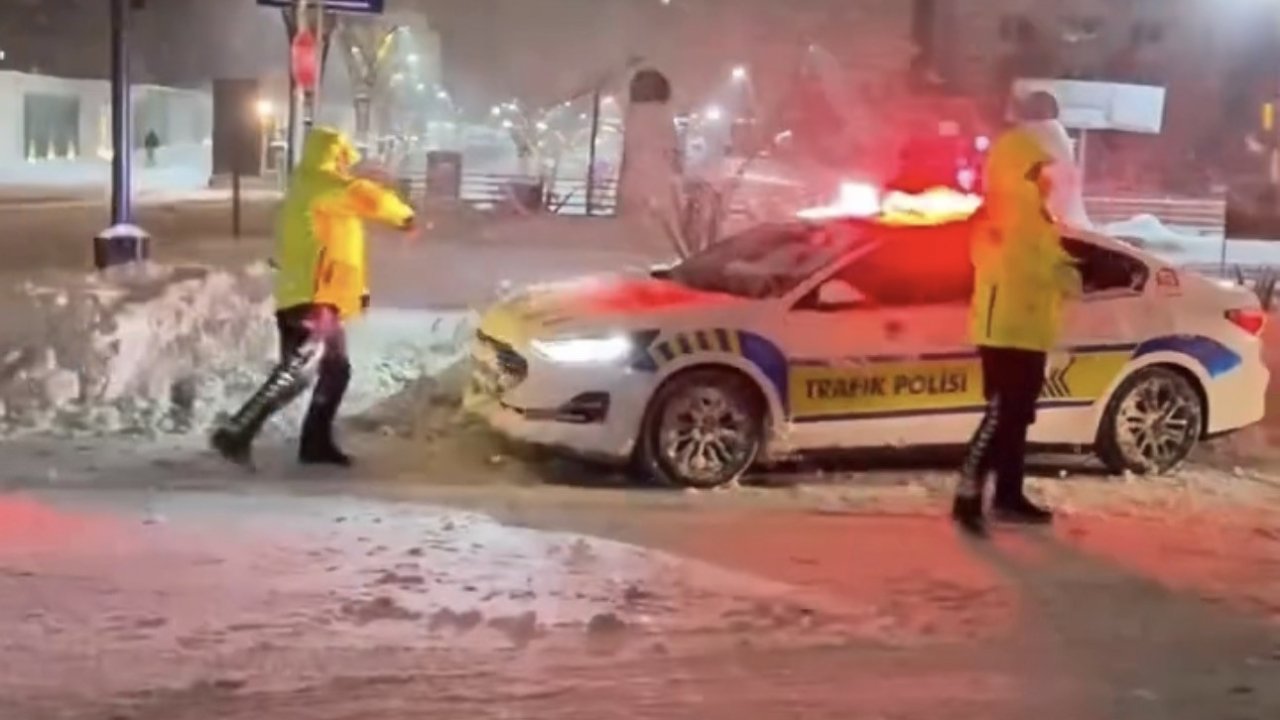 Mardin’de yürekleri ısıtan görüntüler: Polis ve çocukların kar topu savaşı kamerada