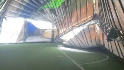 Mardin’nde yoğun kar nedeniyle kapalı halı sahanın çatısı çöktü