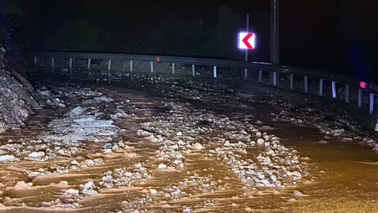 Marmaris’te sağanak yağış etkili oldu, yollar dereye döndü