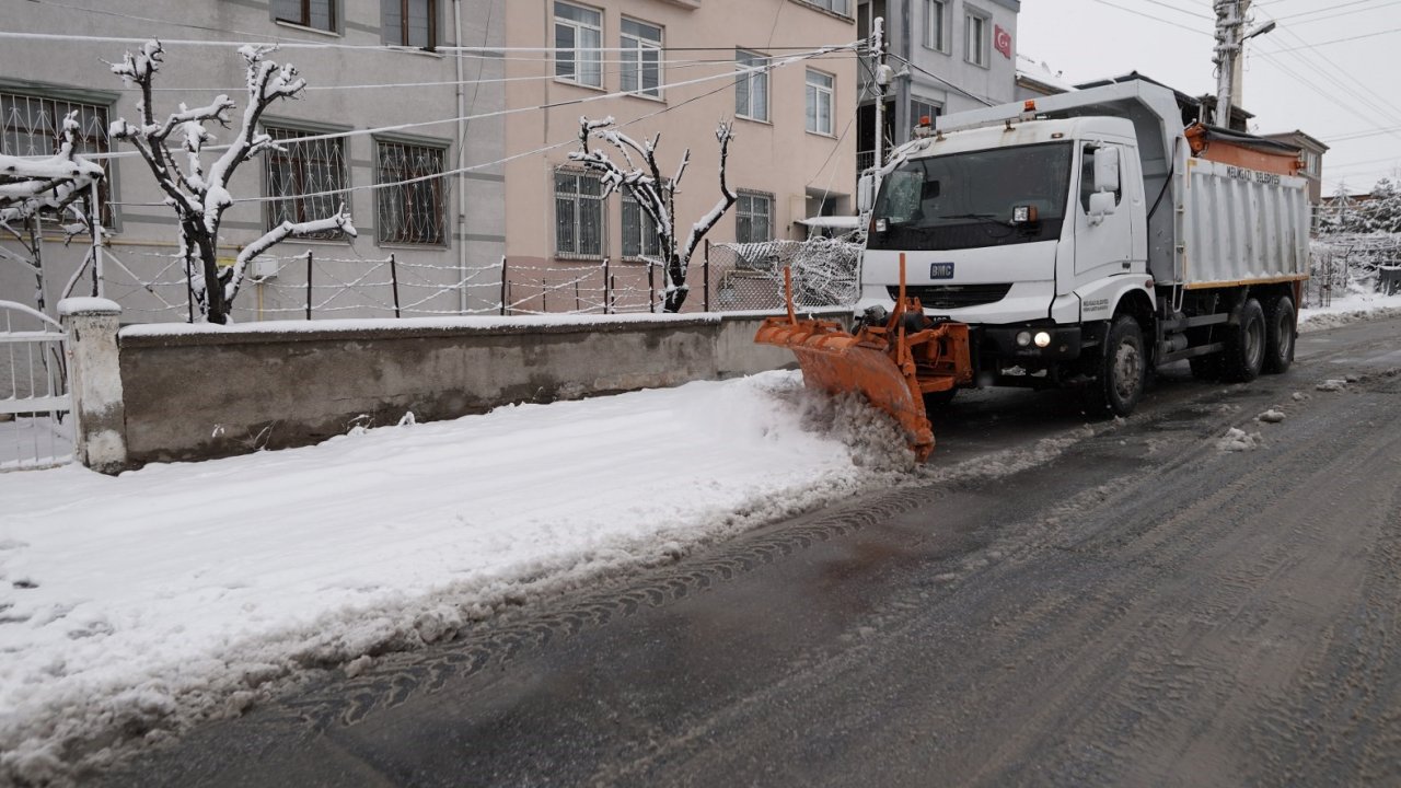 Melikgazi’de karla mücadele çalışmaları kesintisiz devam ediyor