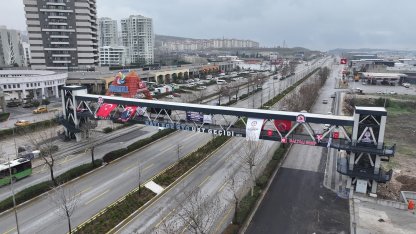 Menderes Bulvarındaki modern yaya üst geçidi açılıyor