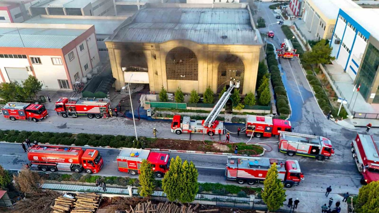 Menderes’te fabrika yangını kısa sürede kontrol altına alındı