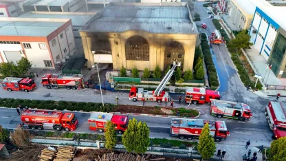 Menderes’te fabrika yangını kısa sürede kontrol altına alındı