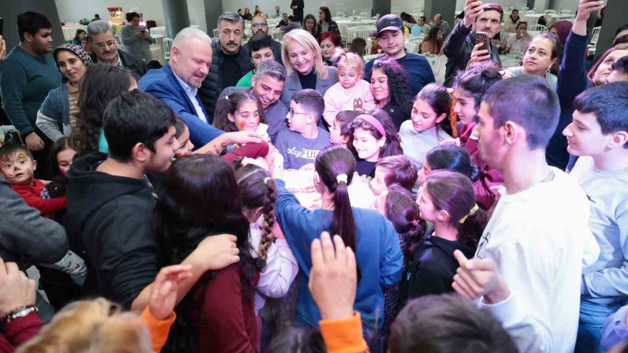 Menemen’de özel çocukların karne sevinci yürekleri ısıttı