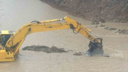 Mersin’de aracıyla çaya düşen sürücü kurtarıldı