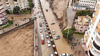 Mersin’de ekipler sel mesaisinde