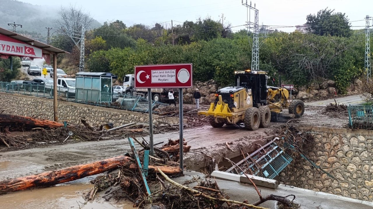 Mersin’de selin izleri silinmeye çalışılıyor