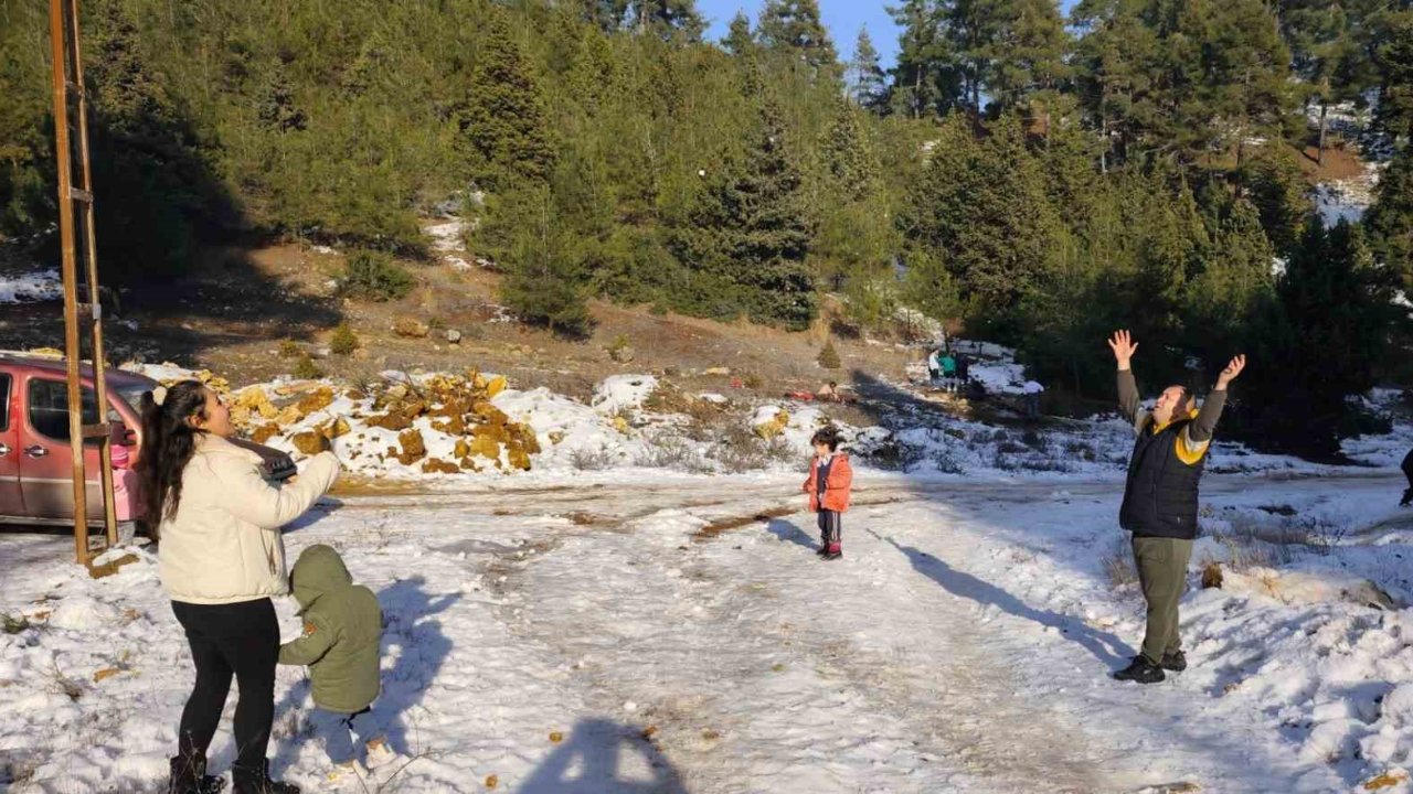 Mersinliler hafta sonu kar yağan yaylalara akın etti