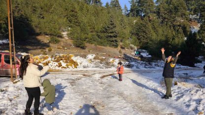 Mersinliler hafta sonu kar yağan yaylalara akın etti