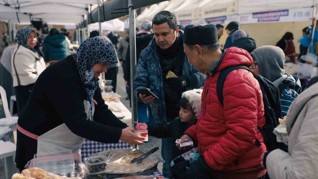 "Meydan Kadınların" dayanışma pazarına büyük ilgi