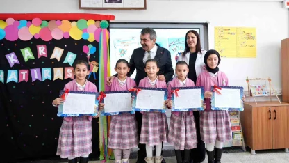 Milli Eğitim Bakanı Tekin, Ağrı’da beşiz kardeşlere karnelerini verdi